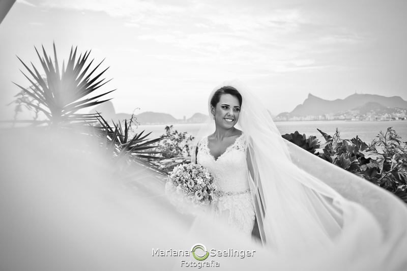 Foto em preto e branco de paisagem em making of no hotel mercure em casamento registrado por Mariana Seelinger Fotografia de Casamentos e Familias em Niterói RJ