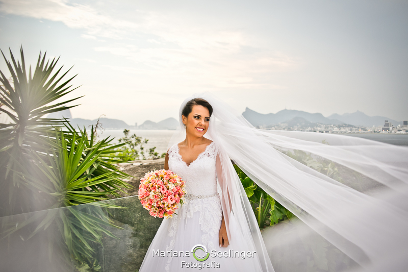 foto de making of em hotel mercure gragoata em casamento registrado por Mariana Seelinger Fotografia de Casamentos e Familias em Niterói RJ