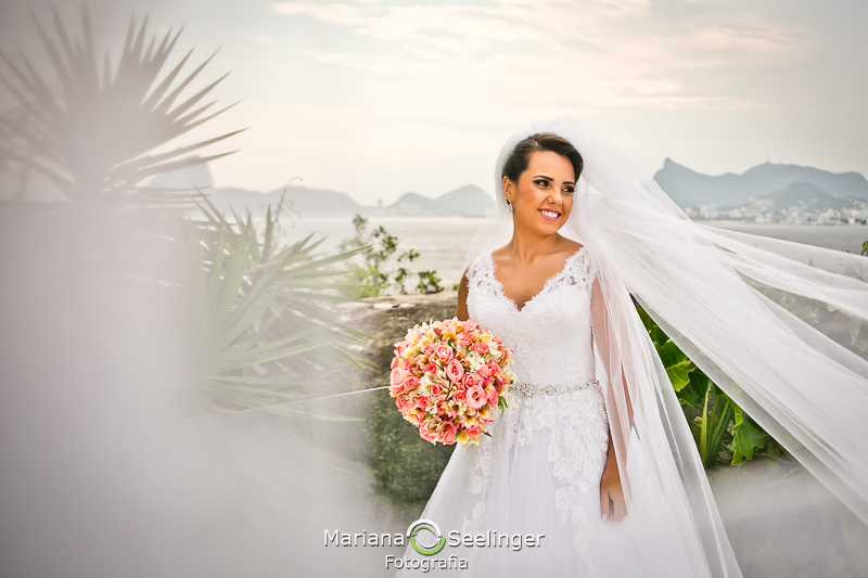 Foto de making of na sacada do hotel mercure em casamento registrado por Mariana Seelinger Fotografia de Casamentos e Familias em Niterói RJ