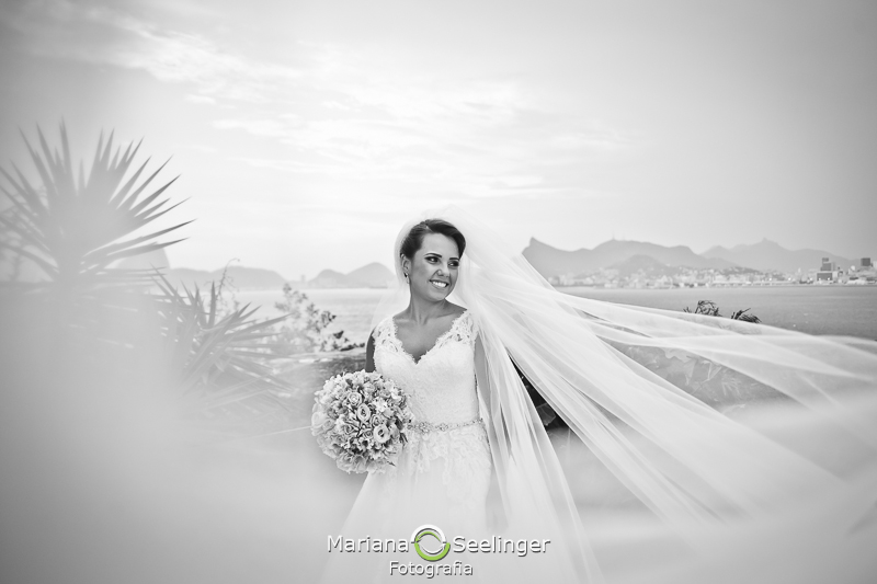 fotos da noiva em poses durante o making of realizado em hotel em niteroi em fotografia de Mariana Seelinger RJ