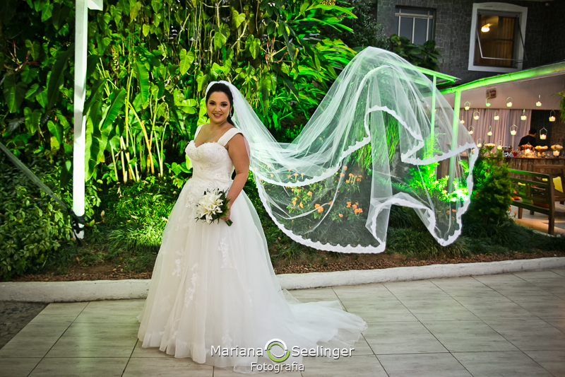 Foto da noiva no dia do casamento com véu voando em Alto da Boa Vista RJ por Mariana Seelinger Fototgrafa de Casamentos