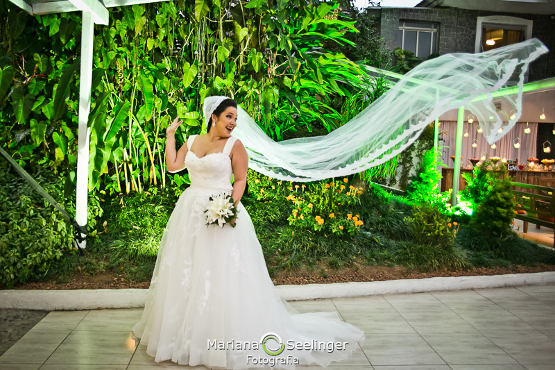 foto dos cílios da noiva durante o making of em apartamento na lapa - Rio de janeiro por AMriana Seelinger Fotografia