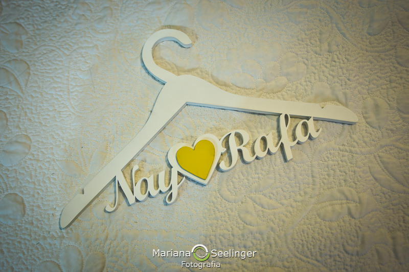 Cabide do vestido da noiva em making em RJ em casamento registrado por Mariana Seelinger Fotografia de Casamentos e Familias em Niterói RJ