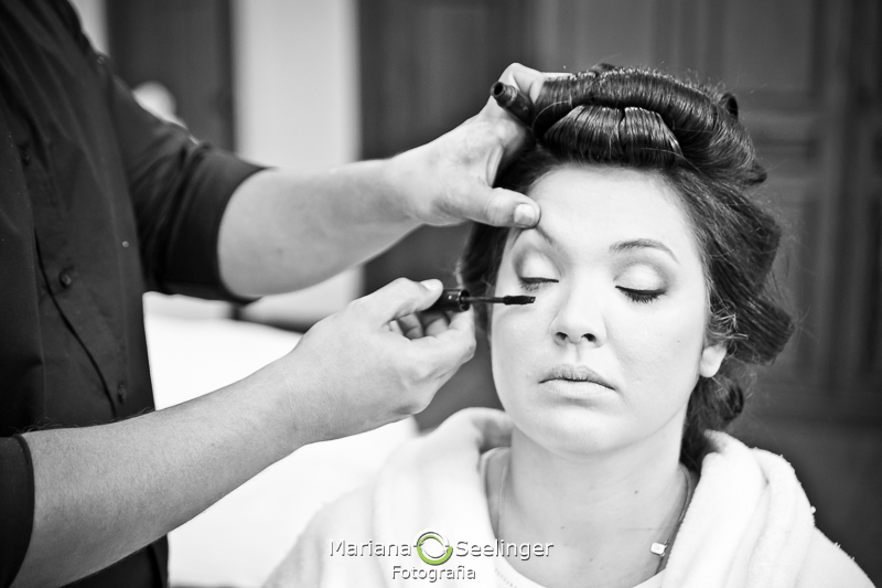 Noiva se maquiando com rímel em making of em casamento registrado por Mariana Seelinger Fotografia de Casamentos e Familias em Niterói RJ