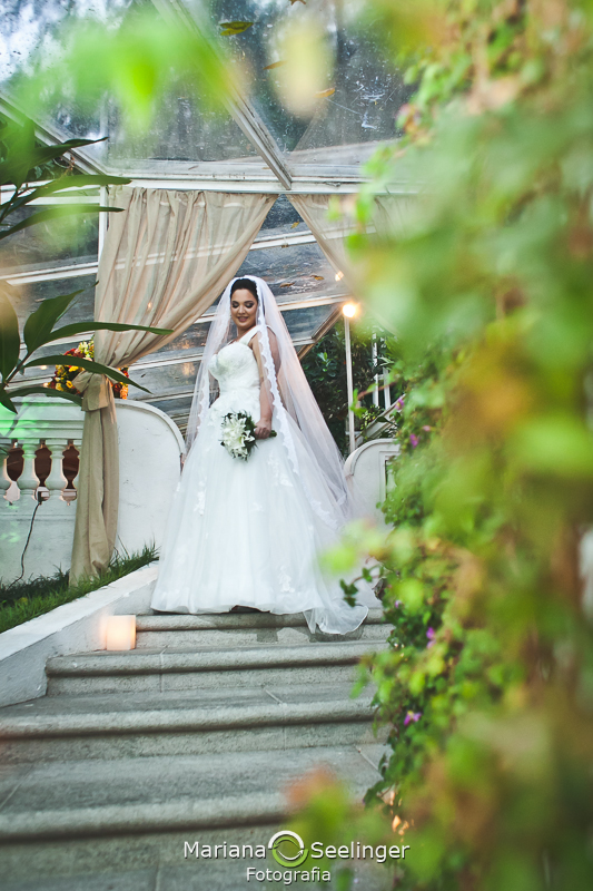 Noiva em ensaio externo após making of em casamento registrado por Mariana Seelinger Fotografia de Casamentos e Familias em Niterói RJ