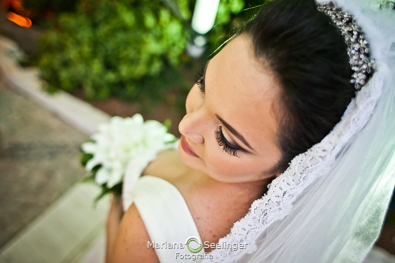 Noiva antes de entrar na igreja em casamento registrado por Mariana Seelinger Fotografia de Casamentos e Familias em Niterói RJ