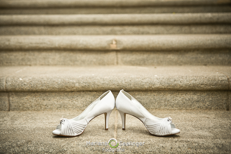 fotos do sapato de casamento da noiva em escadaria alto da boa vista RJ em registro de Mariana Seelinger Fotografia