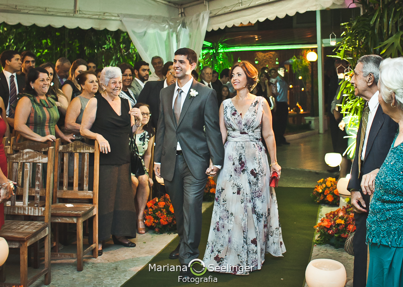 Noivo a caminho do altar acompanhado pela mãe em casamento registrado por Mariana Seelinger Fotografia de Casamentos e Familias em Niterói RJ