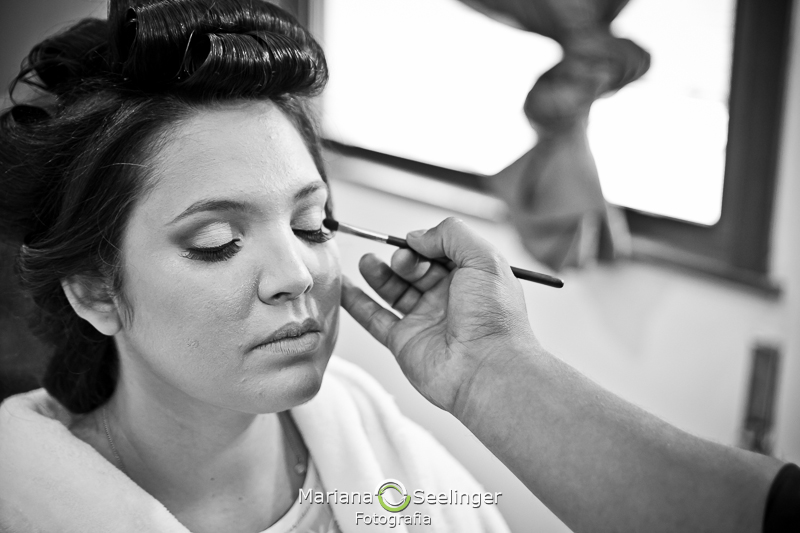Noiva se maquiando com sombre em making of em casamento registrado por Mariana Seelinger Fotografia de Casamentos e Familias em Niterói RJ