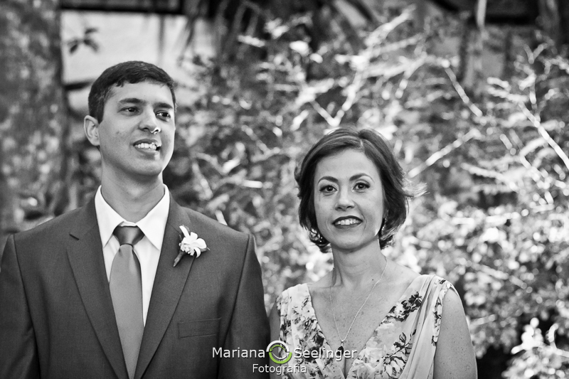 Noivo com mãe no altar em casamento registrado por Mariana Seelinger Fotografia de Casamentos e Familias em Niterói RJ