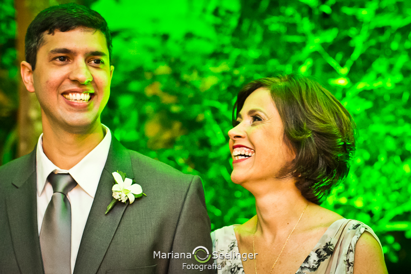 Noivo e nãe no altar do casamento em casamento registrado por Mariana Seelinger Fotografia de Casamentos e Familias em Niterói RJ