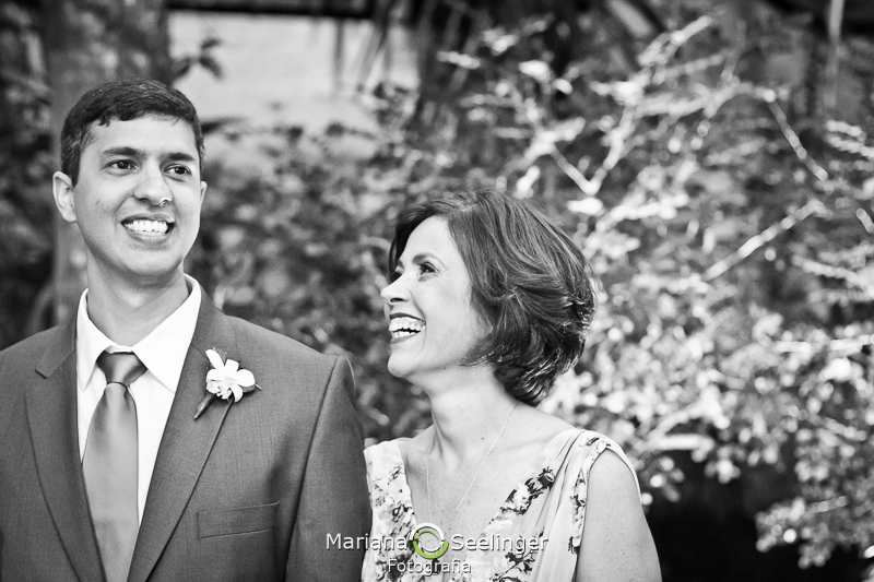 Noivo no altar com mãe em casamento registrado por Mariana Seelinger Fotografia de Casamentos e Familias em Niterói RJ