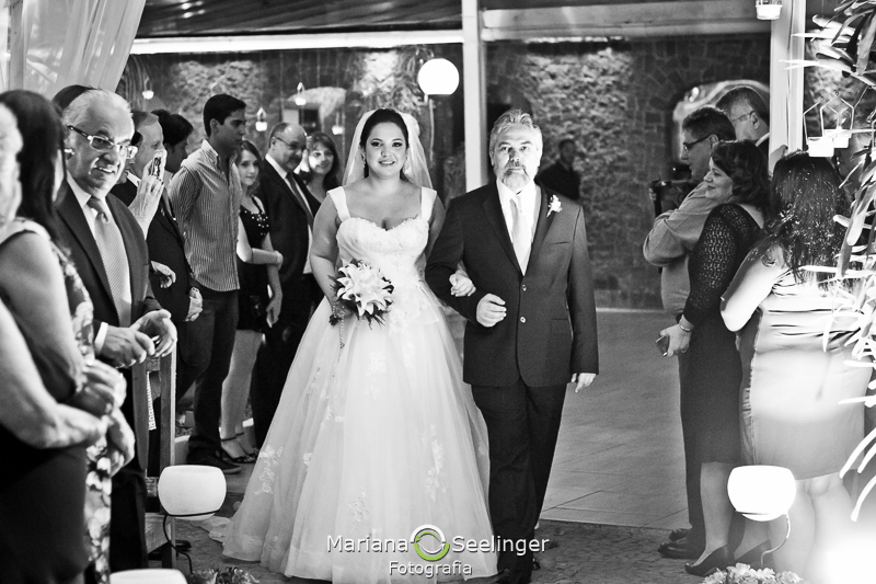 Pai da noiva emocionado levando sua filha para o altar em casamento registrado por Mariana Seelinger Fotografia de Casamentos e Familias em Niterói RJ
