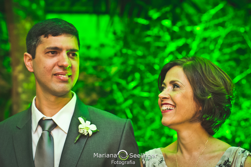 Noivo emocionado esperando noiva no altar em casamento registrado por Mariana Seelinger Fotografia de Casamentos e Familias em Niterói RJ