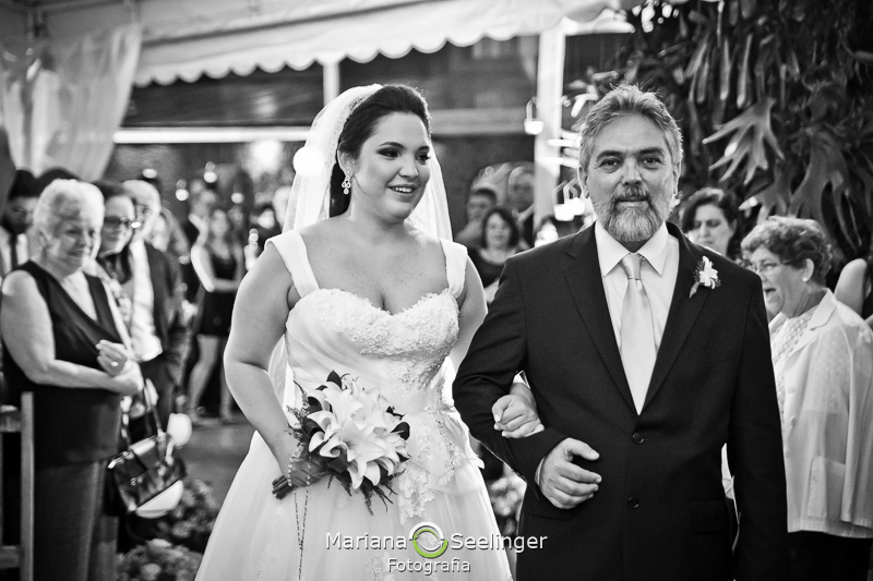 Noiva emocionada a caminho do altar em casamento registrado por Mariana Seelinger Fotografia de Casamentos e Familias em Niterói RJ