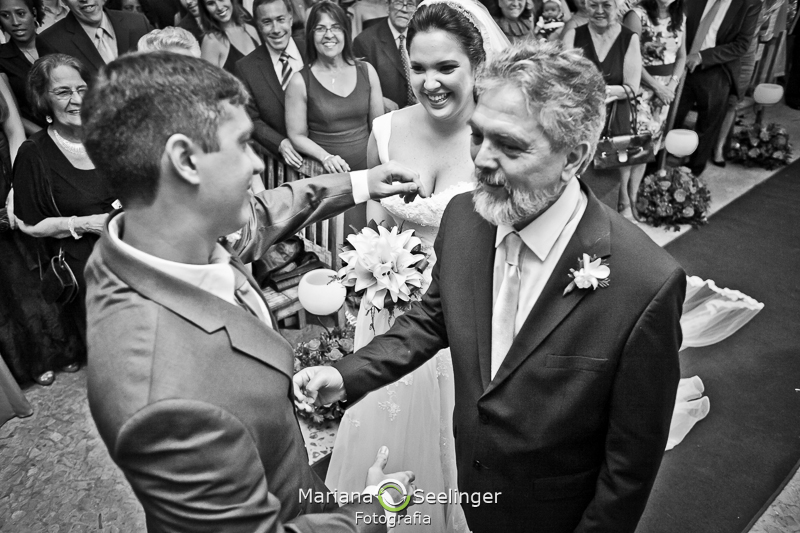 Noivo cumprimentando pai da noiva no altar em casamento registrado por Mariana Seelinger Fotografia de Casamentos e Familias em Niterói RJ