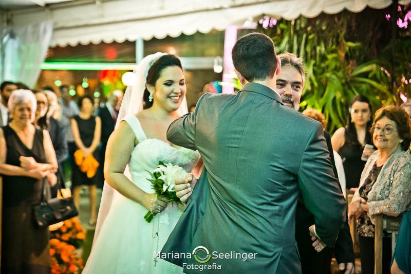 Noiva chegando no altar acompanhada do pai em casamento registrado por Mariana Seelinger Fotografia de Casamentos e Familias em Niterói RJ