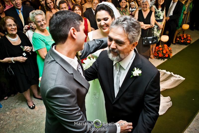 fotos emocionantes do dia do casamento no alto da boa vista RJ em registro de Mariana Seelinger Fotografia