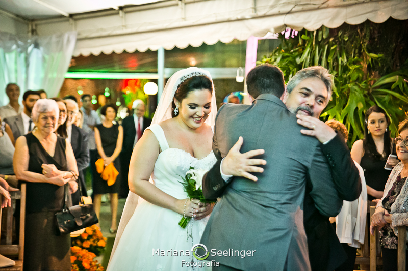 fotos emocionantes do dia do casamento no alto da boa vista RJ em registro de Mariana Seelinger Fotografia