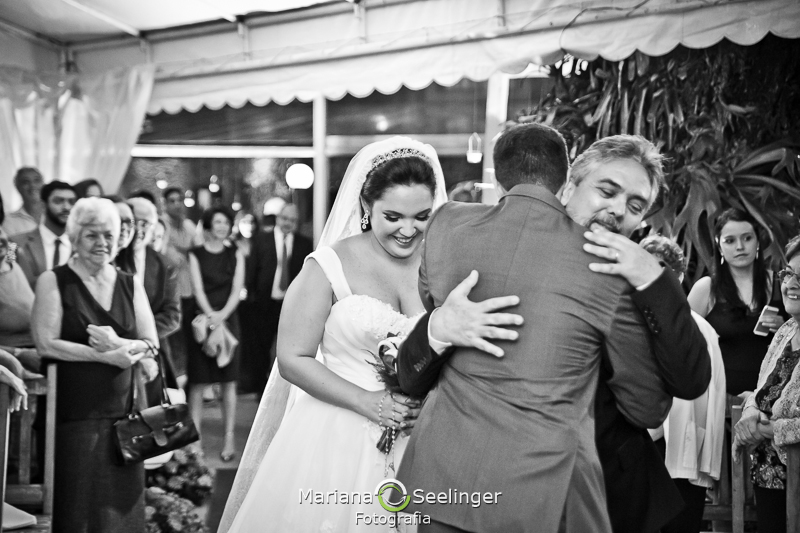 fotos emocionantes do dia do casamento no alto da boa vista RJ em registro de Mariana Seelinger Fotografia