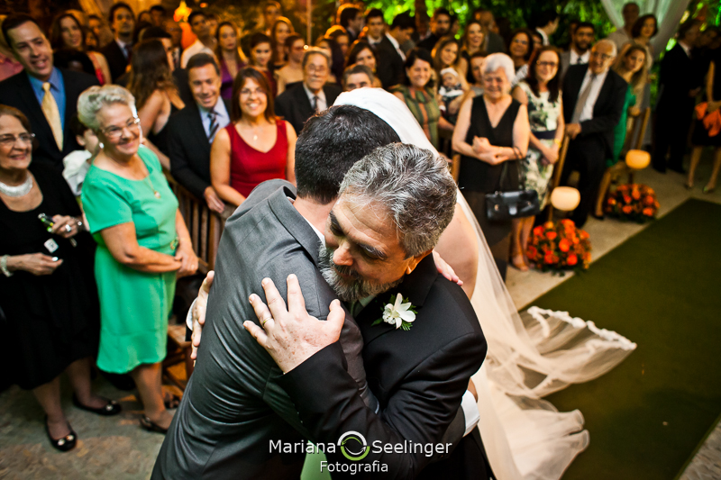 Noivo e pai da noiva emocionados no altar do casamento em casamento registrado por Mariana Seelinger Fotografia de Casamentos e Familias em Niterói RJ