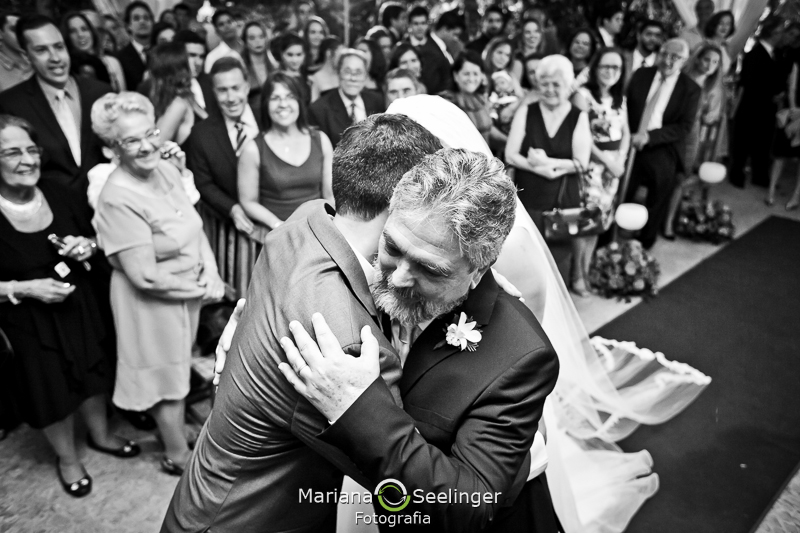 fotos emocionantes do dia do casamento no alto da boa vista RJ em registro de Mariana Seelinger Fotografia