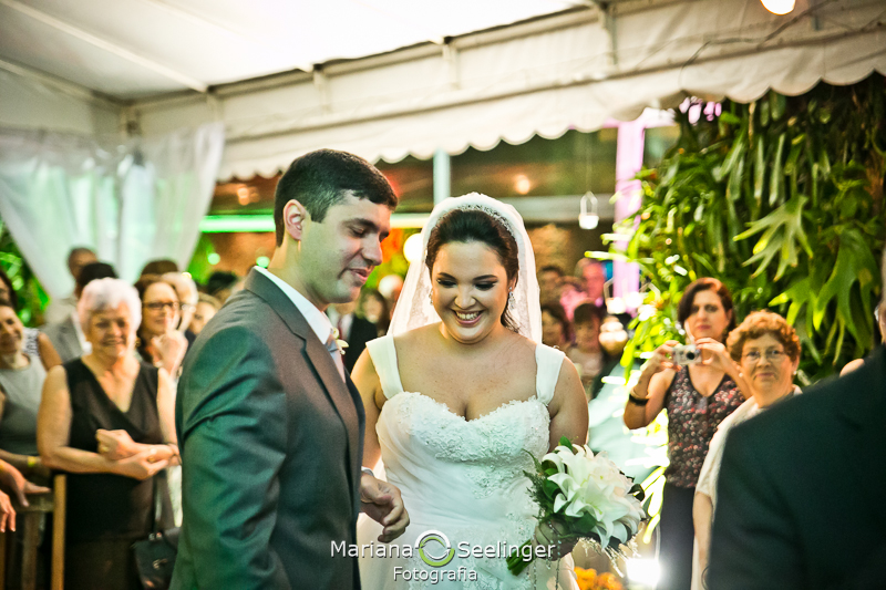 Noivo recebendo noiva no altar em casamento registrado por Mariana Seelinger Fotografia de Casamentos e Familias em Niterói RJ