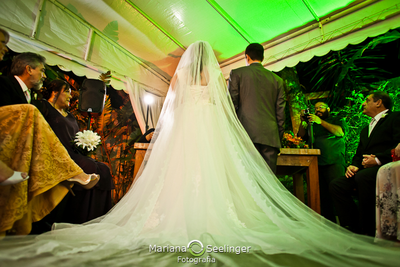 Noivo e noiva no altar em casamento registrado por Mariana Seelinger Fotografia de Casamentos e Familias em Niterói RJ