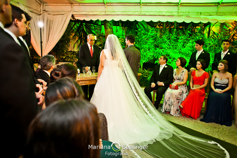 Noivo e noiva escutando o celebrante de casamento em casamento registrado por Mariana Seelinger Fotografia de Casamentos e Familias em Niterói RJ