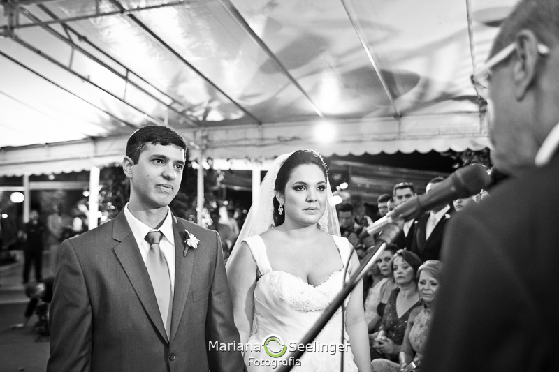 Noivos emocionados no altar da igreja em casamento registrado por Mariana Seelinger Fotografia de Casamentos e Familias em Niterói RJ