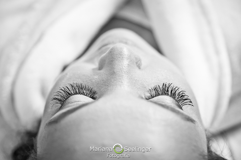 Foto dos cílios da noiva durante making of em casamento registrado por Mariana Seelinger Fotografia de Casamentos e Familias em Niterói RJ