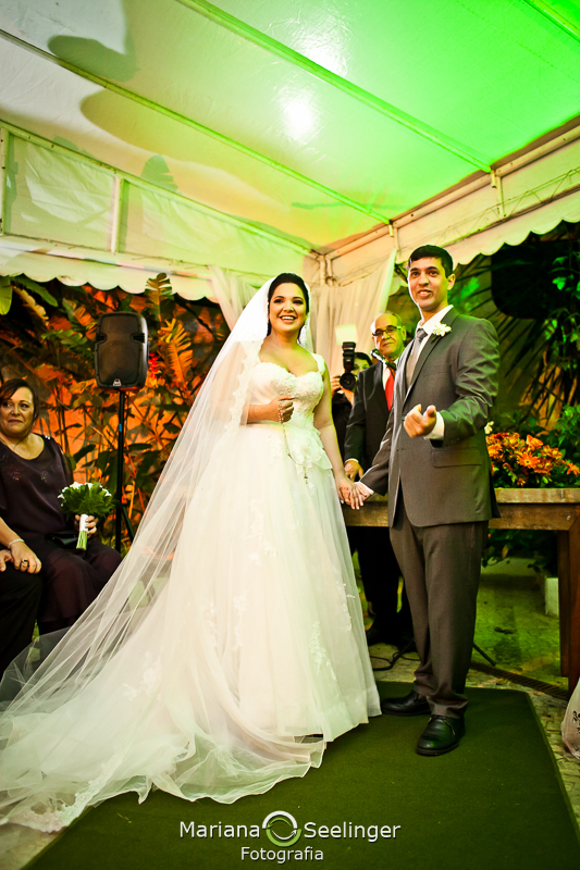 Casal de noivos esperando o pajem com a aliança em casamento registrado por Mariana Seelinger Fotografia de Casamentos e Familias em Niterói RJ