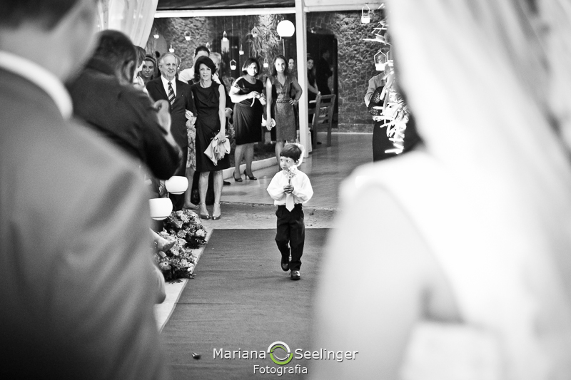 Pajem entrando na cerimonia com as alianças em casamento registrado por Mariana Seelinger Fotografia de Casamentos e Familias em Niterói RJ