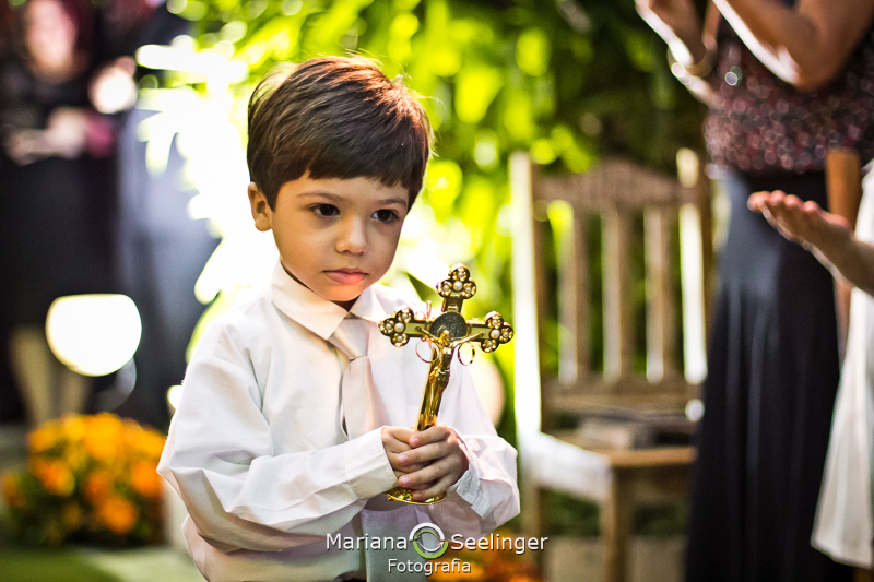 Pajem a caminho do altar com as alianças em casamento registrado por Mariana Seelinger Fotografia de Casamentos e Familias em Niterói RJ