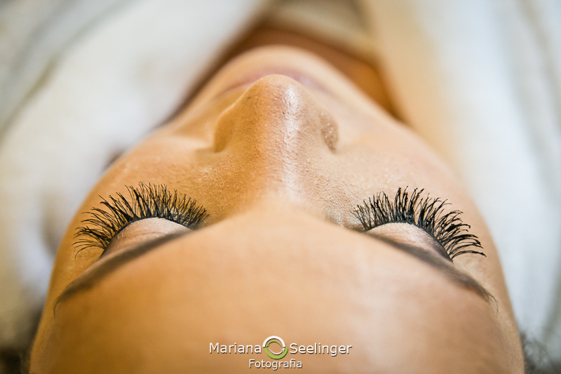 Maquiagem da noiva durante making of em casamento registrado por Mariana Seelinger Fotografia de Casamentos e Familias em Niterói RJ