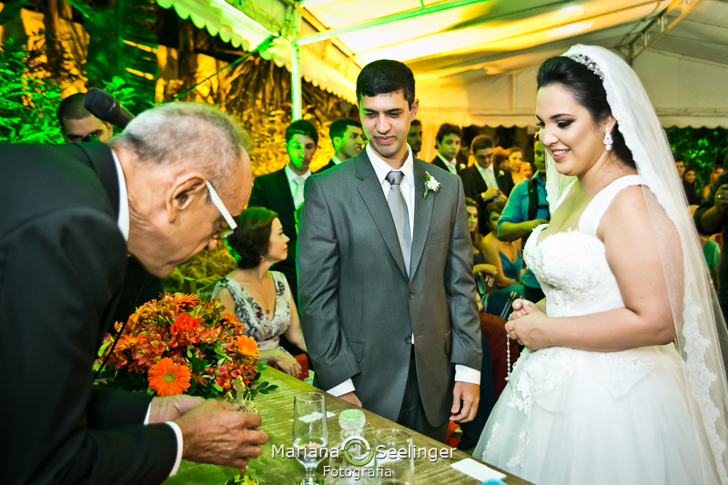 Noivos no altar em casamento registrado por Mariana Seelinger Fotografia de Casamentos e Familias em Niterói RJ