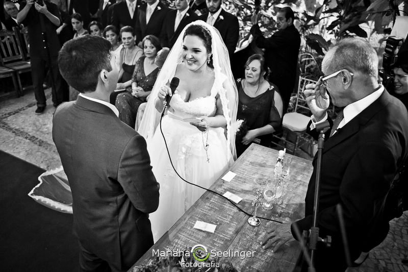 Noiva declarando seus votos para o noivo em casamento registrado por Mariana Seelinger Fotografia de Casamentos e Familias em Niterói RJ
