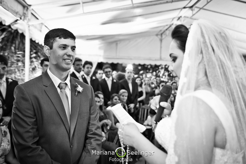 Noiva declarando seus votos para o noivo no altar em casamento registrado por Mariana Seelinger Fotografia de Casamentos e Familias em Niterói RJ