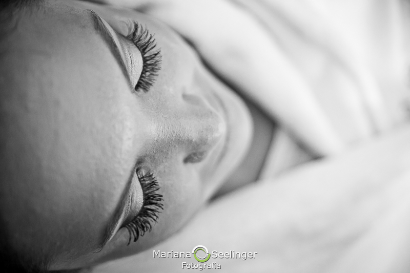 foto do cílios da noiva durante omaking of no dia do casamento no alto da boa vista RJ em registro de Mariana Seelinger Fotografia