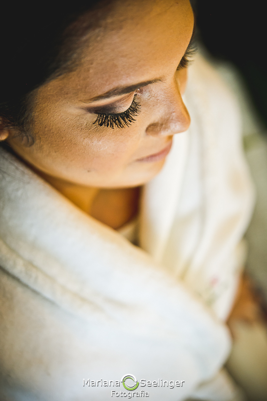 foto do cílio da noiva durante o making of no alto da boa vista RJ em registro de Mariana Seelinger Fotografia