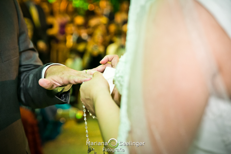 Noiva trocando alianças com o noivo em casamento registrado por Mariana Seelinger Fotografia de Casamentos e Familias em Niterói RJ