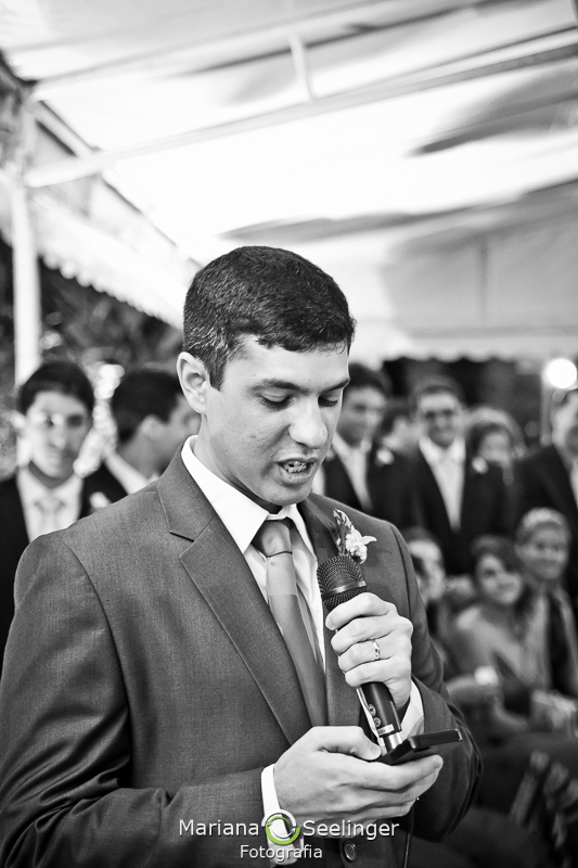 Noivo declarando seus votos para a noiva em casamento registrado por Mariana Seelinger Fotografia de Casamentos e Familias em Niterói RJ