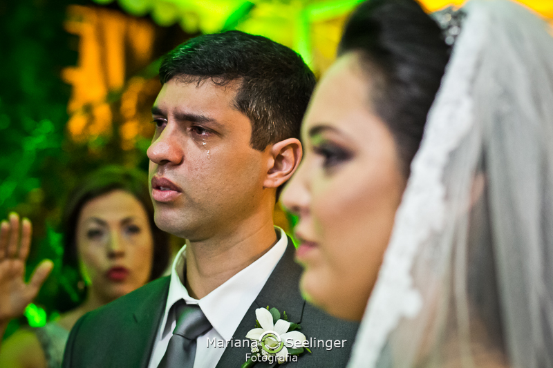Noivos emocionados no altar em casamento registrado por Mariana Seelinger Fotografia de Casamentos e Familias em Niterói RJ