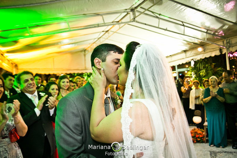 Foto do beijo do casal de noivos no final da celebração em casamento registrado por Mariana Seelinger Fotografia de Casamentos e Familias em Niterói RJ