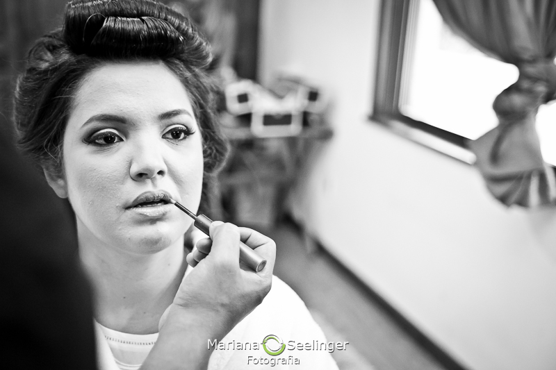 Maquiagem da noiva durante making of em casamento registrado por Mariana Seelinger Fotografia de Casamentos e Familias em Niterói RJ