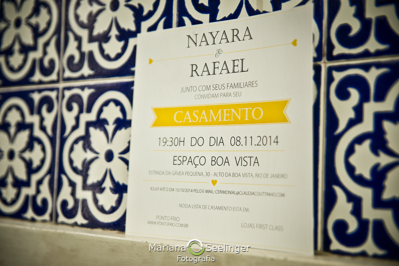 Foto do convite de casamento com um fundo de estampa branca e azul marinho em casamento registrado por Mariana Seelinger Fotografia de Casamentos e Familias em Niterói RJ