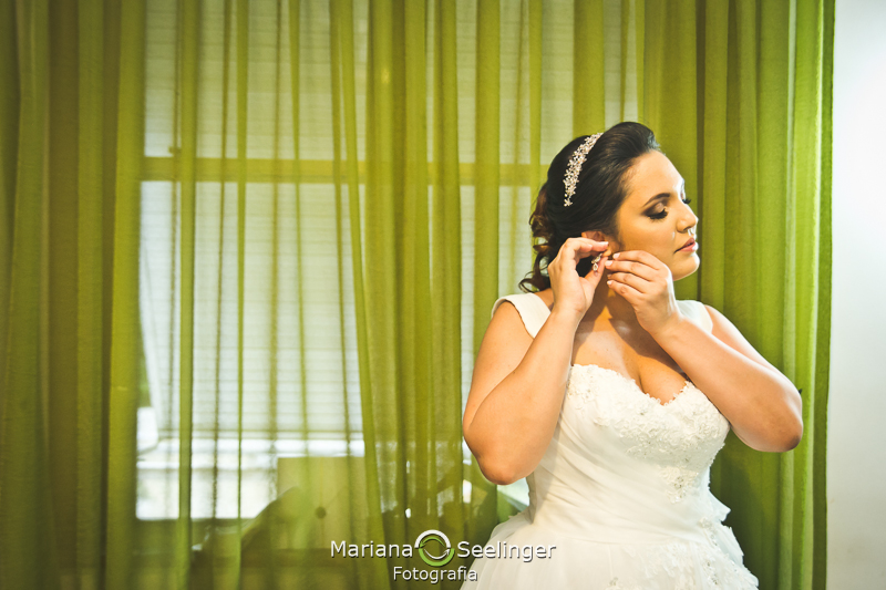 Noiva se preparando em making of em casamento registrado por Mariana Seelinger Fotografia de Casamentos e Familias em Niterói RJ