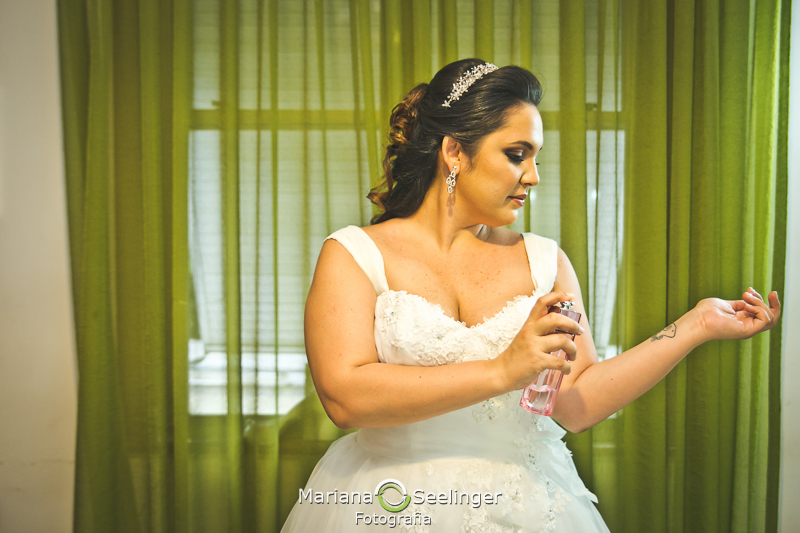 noiva passando perfume no dia do casamento no alto da boa vista RJ em registro de Mariana Seelinger Fotografia