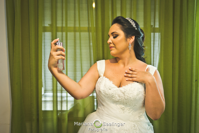 Noiva se preparando em making of em casamento registrado por Mariana Seelinger Fotografia de Casamentos e Familias em Niterói RJ