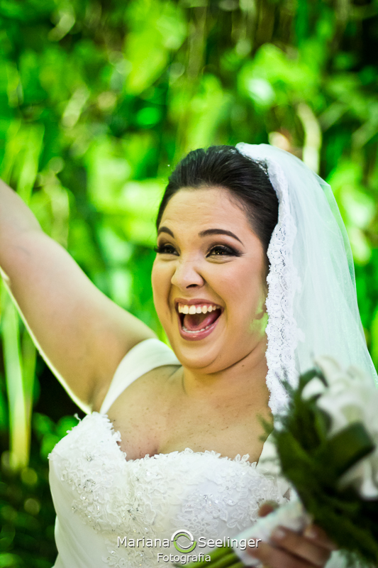 Noiva em ensaio externo no dia do casamento em casamento registrado por Mariana Seelinger Fotografia de Casamentos e Familias em Niterói RJ